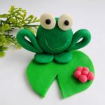 Лягушка из пластилина