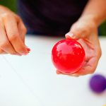 diy-plastic-ball-garland-2
