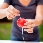 diy-plastic-ball-garland-3