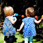diy-plastic-ball-garland-6