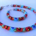 2a2aa2486f1f93f2ccb7043f6dpq–ukrasheniya-komplekt-polevoj-buketik-na-golubom-fone-komplekt[1]